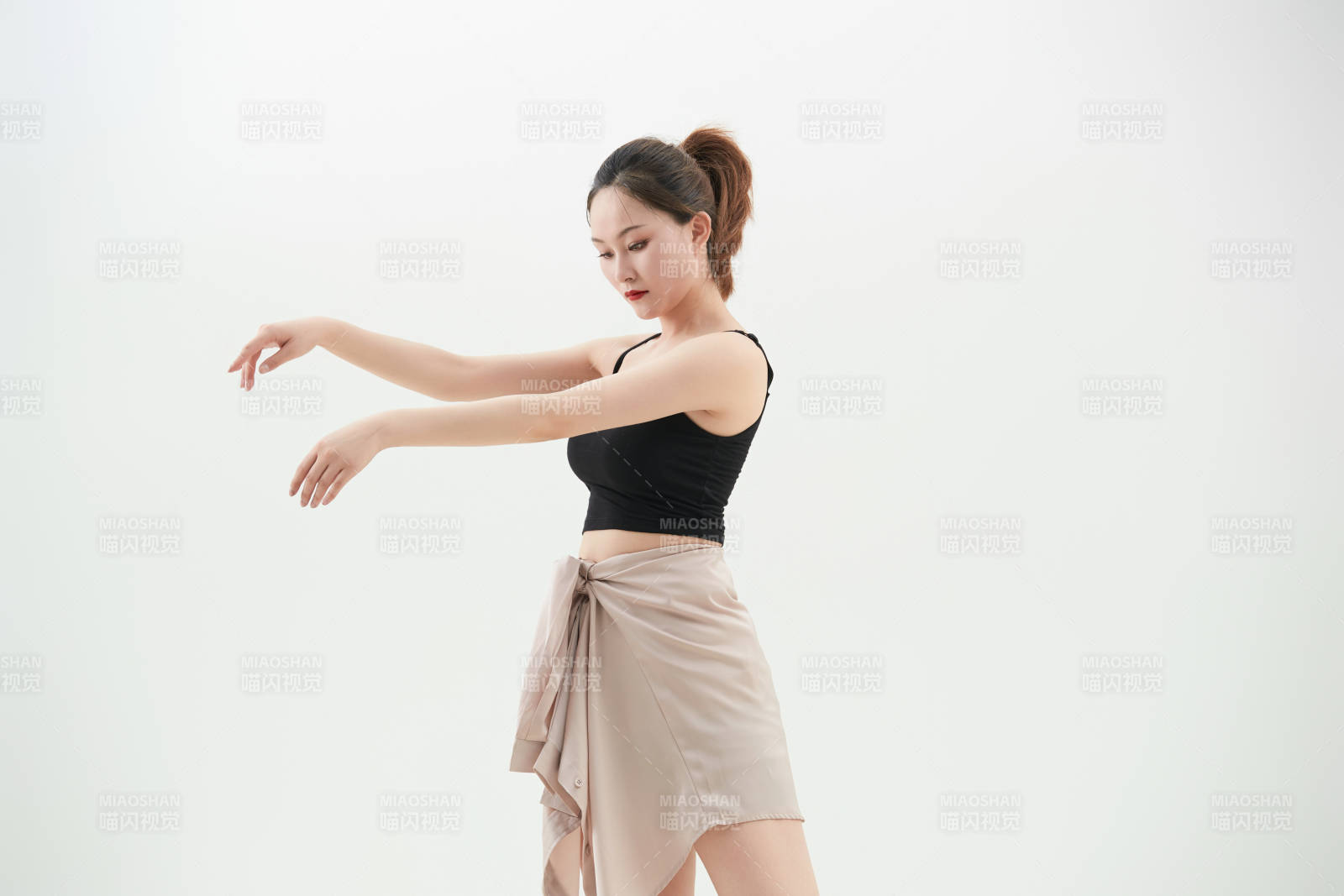 跳现代舞的亚洲舞蹈演员图片