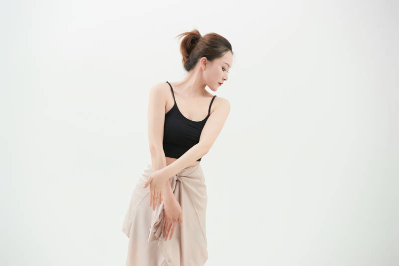 跳现代舞的亚洲舞蹈演员图片