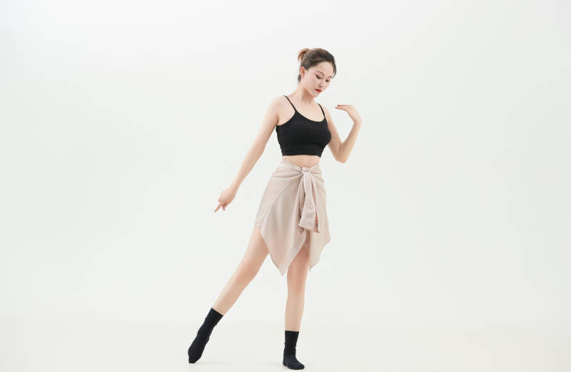 跳现代舞的亚洲舞蹈演员图片