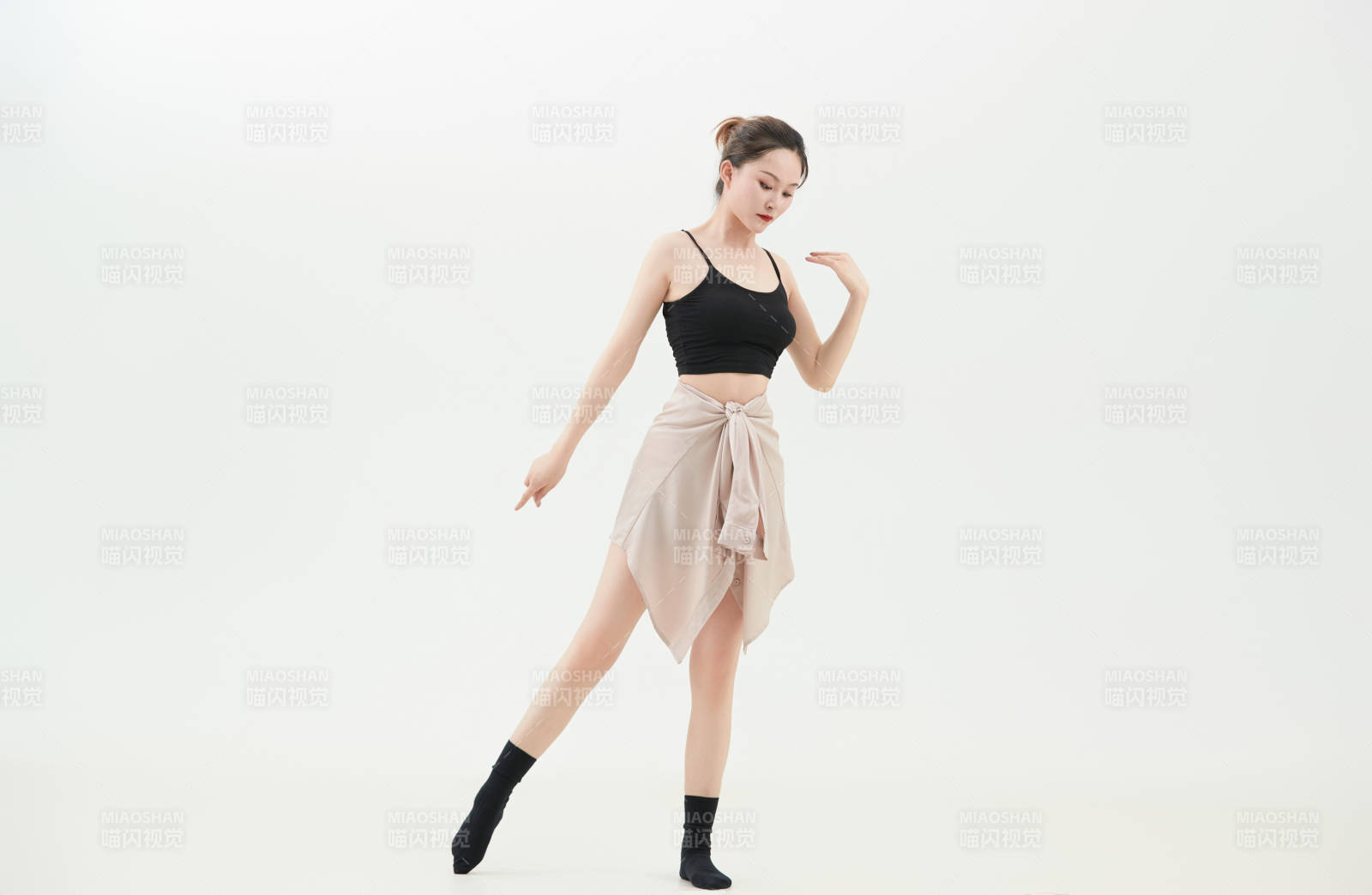 跳现代舞的亚洲舞蹈演员图片