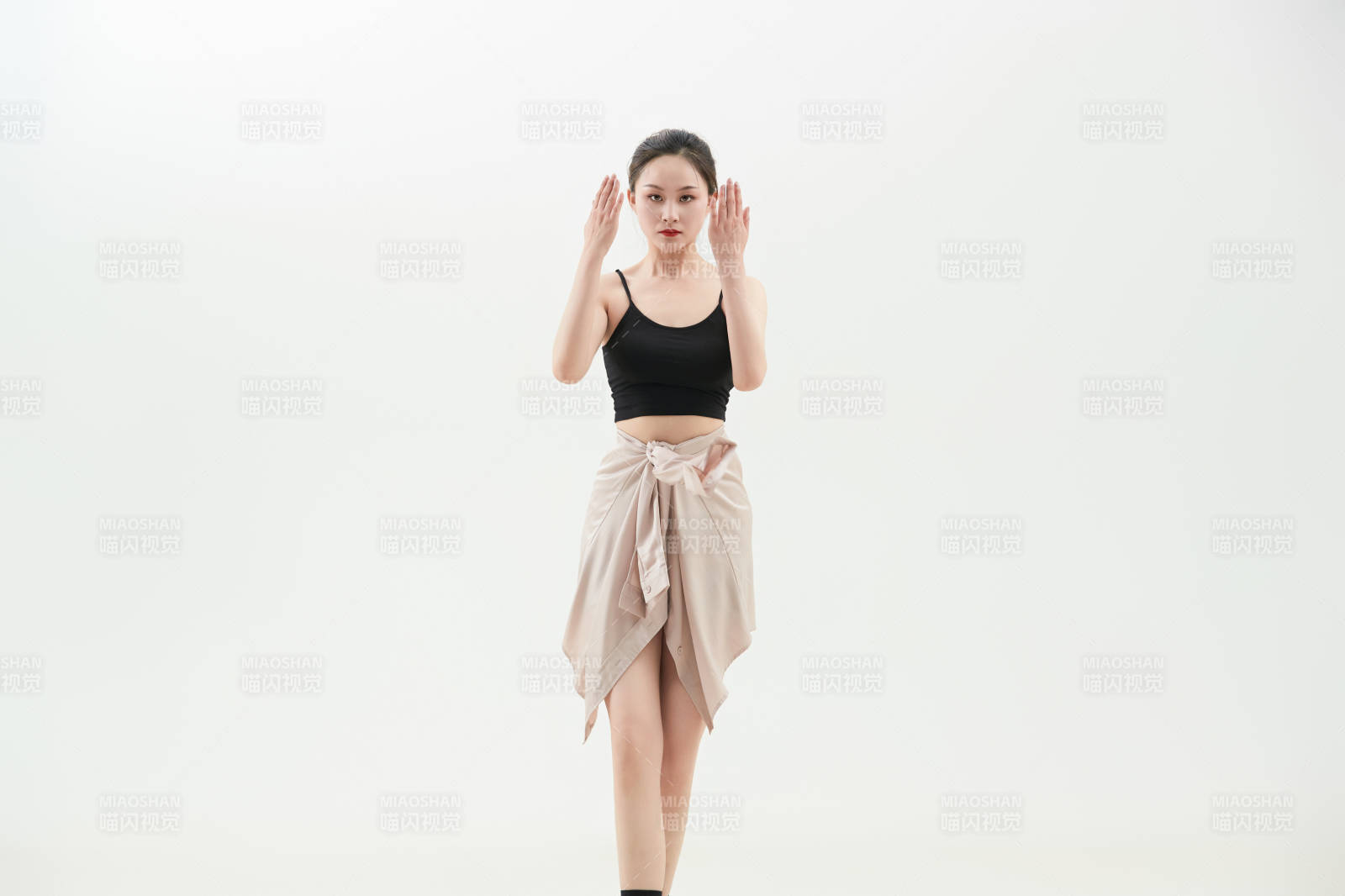 跳现代舞的亚洲舞蹈演员图片