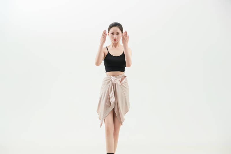 跳现代舞的亚洲舞蹈演员图片