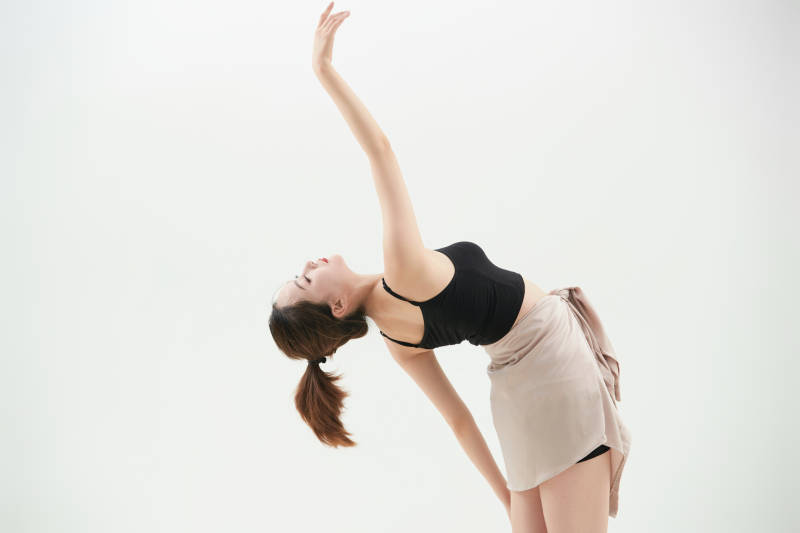 跳现代舞的亚洲舞蹈演员图片