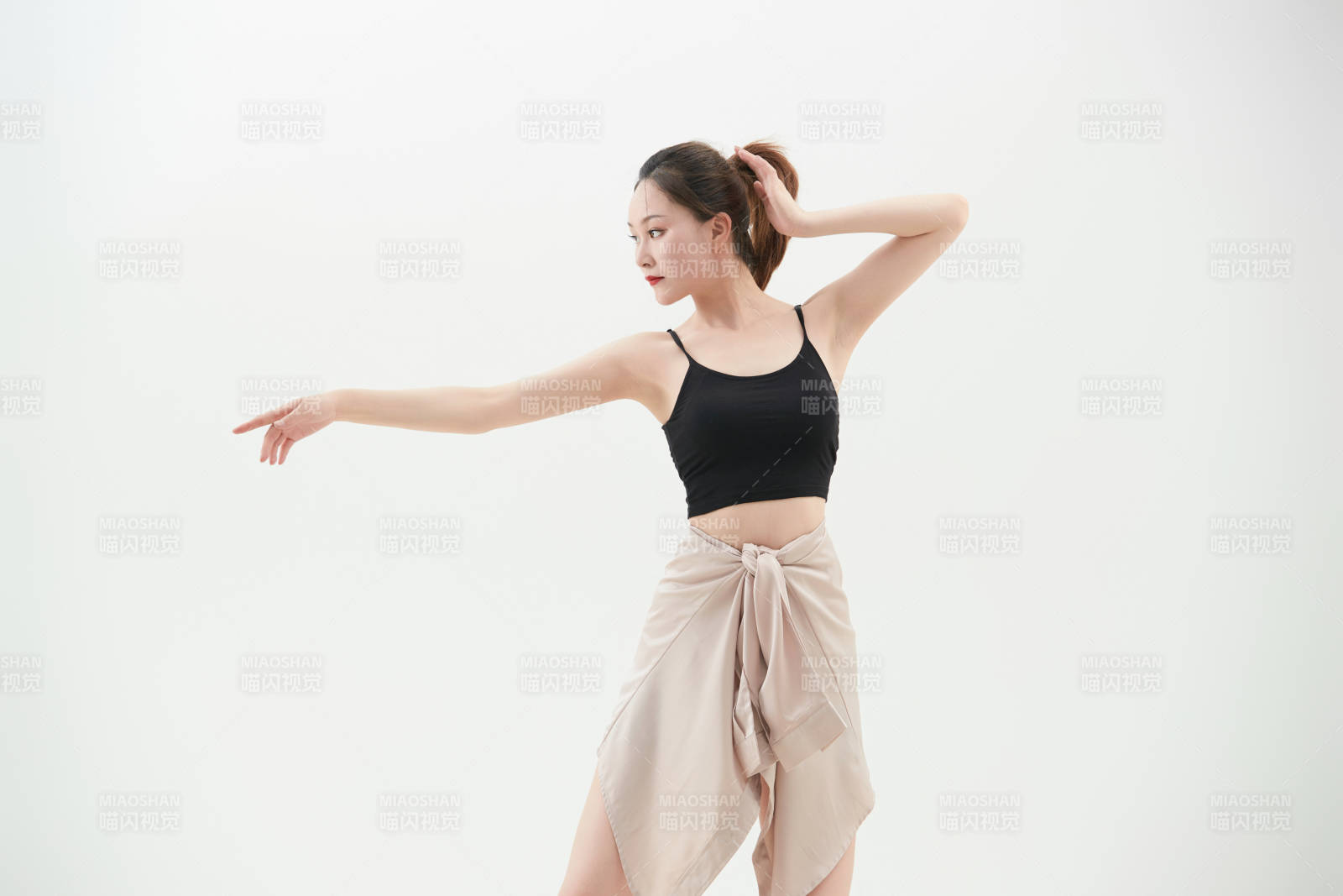 跳现代舞的亚洲舞蹈演员图片