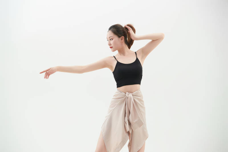 跳现代舞的亚洲舞蹈演员图片