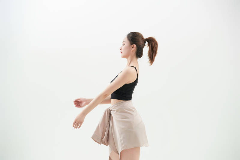 跳现代舞的亚洲舞蹈演员图片