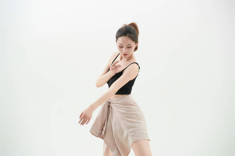 跳现代舞的亚洲舞蹈演员图片