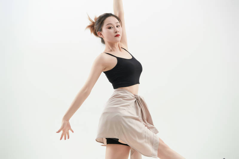 跳现代舞的亚洲舞蹈演员图片