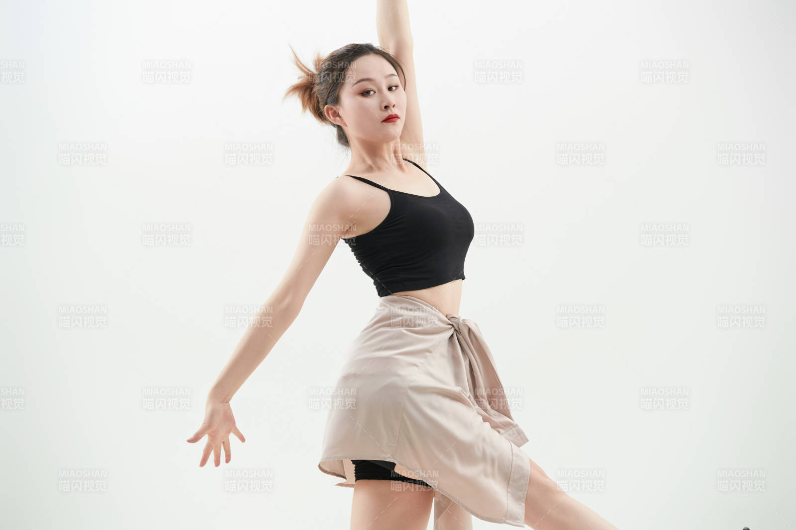 跳现代舞的亚洲舞蹈演员图片