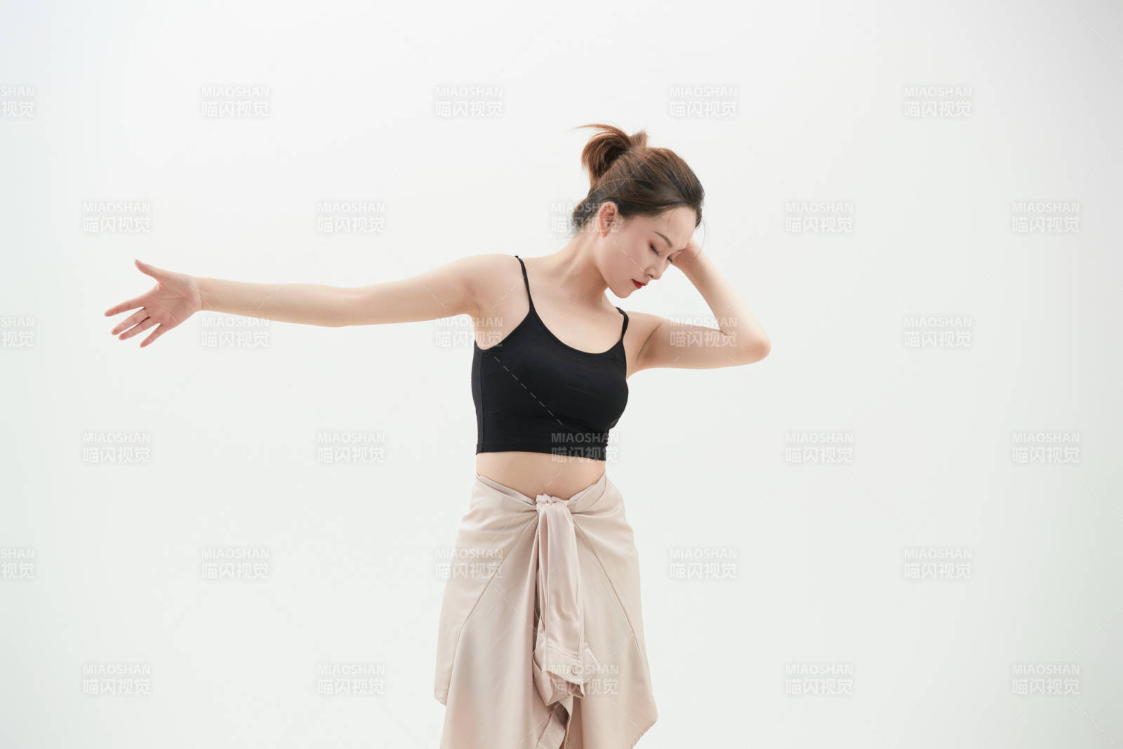 跳现代舞的亚洲舞蹈演员图片