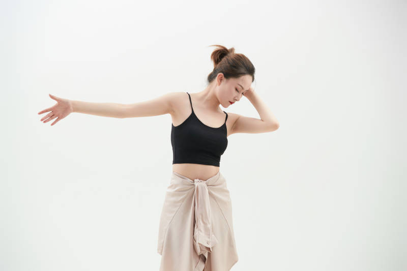 跳现代舞的亚洲舞蹈演员图片