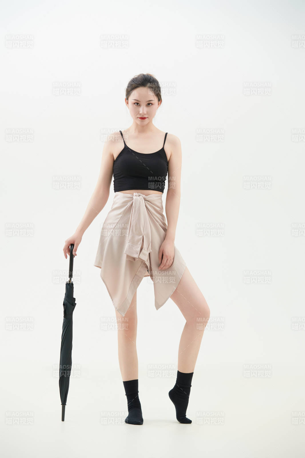 跳现代舞的亚洲舞蹈演员图片