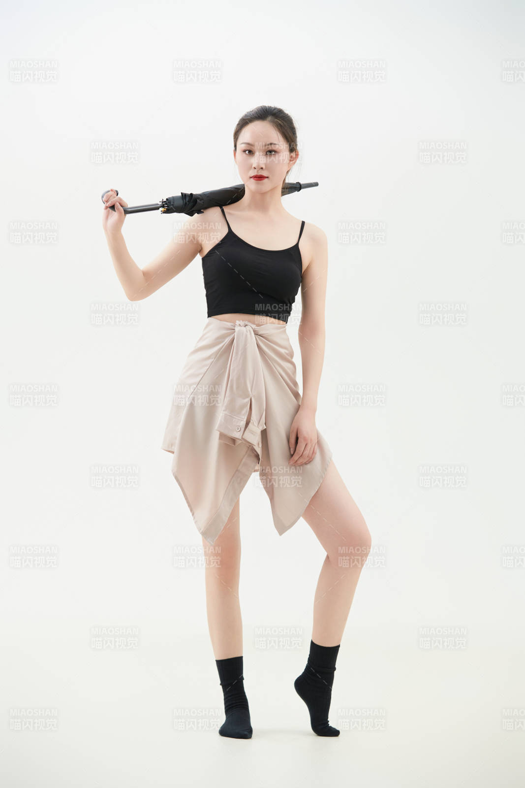 跳现代舞的亚洲舞蹈演员图片