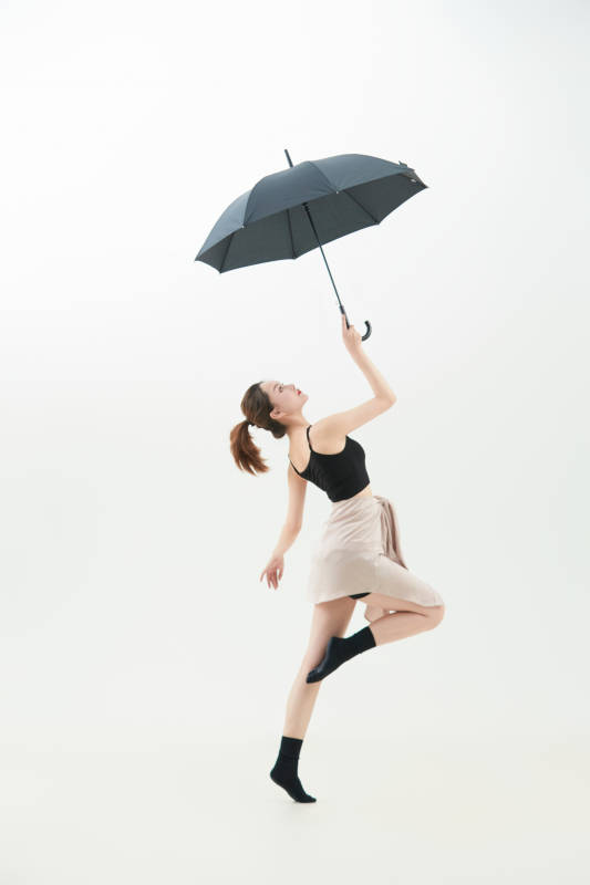 跳现代舞的亚洲舞蹈演员图片