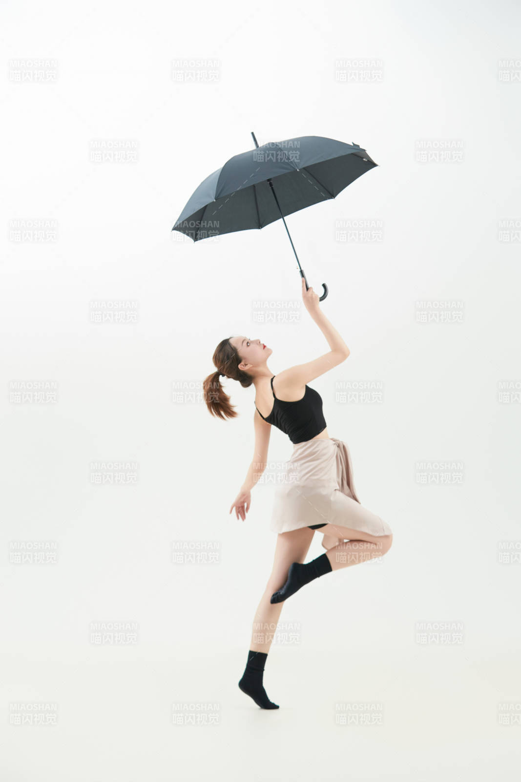 跳现代舞的亚洲舞蹈演员图片