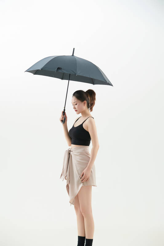 跳现代舞的亚洲舞蹈演员图片