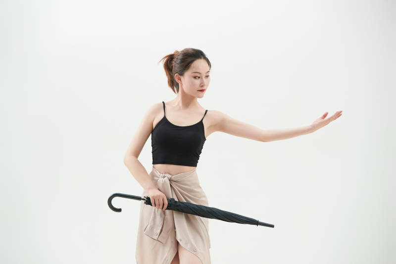 跳现代舞的亚洲舞蹈演员图片