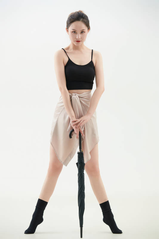 跳现代舞的亚洲舞蹈演员图片