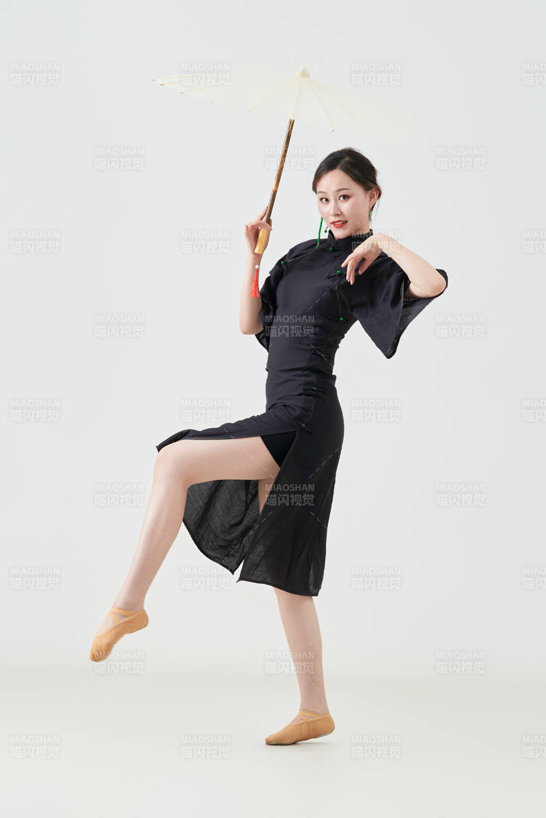 穿中式旗袍手拿油纸伞翩翩舞蹈的亚洲少女舞者图片