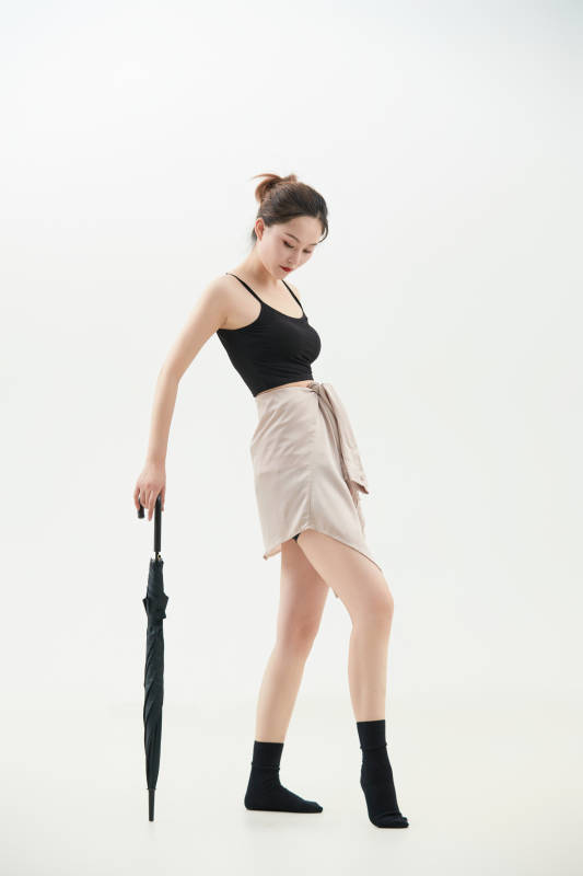 跳现代舞的亚洲舞蹈演员图片