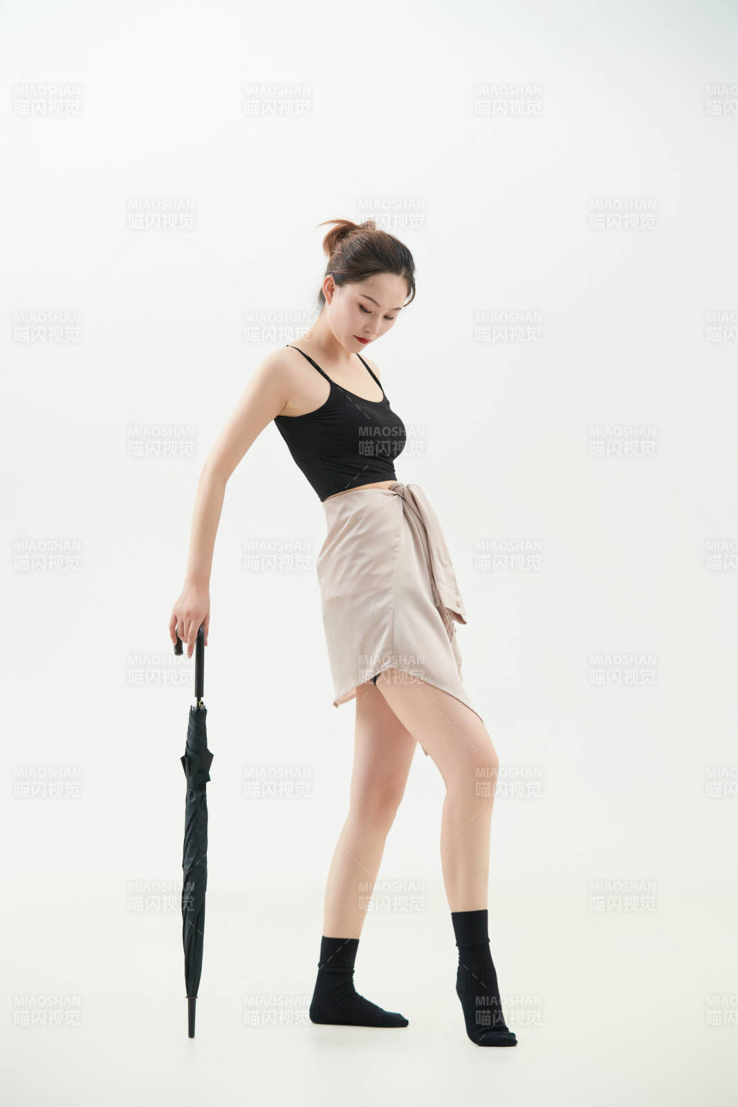 跳现代舞的亚洲舞蹈演员图片