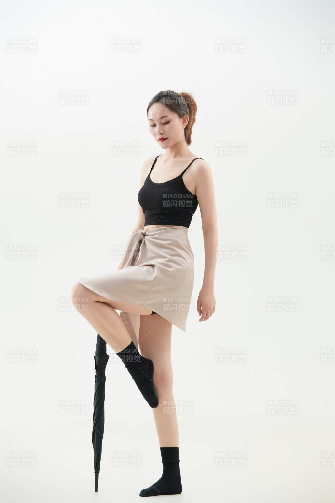 跳现代舞的亚洲舞蹈演员图片