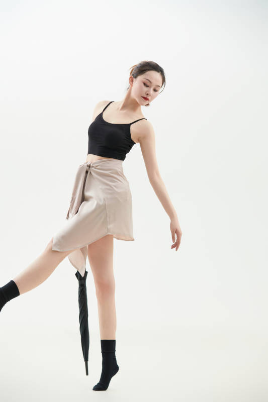 跳现代舞的亚洲舞蹈演员图片