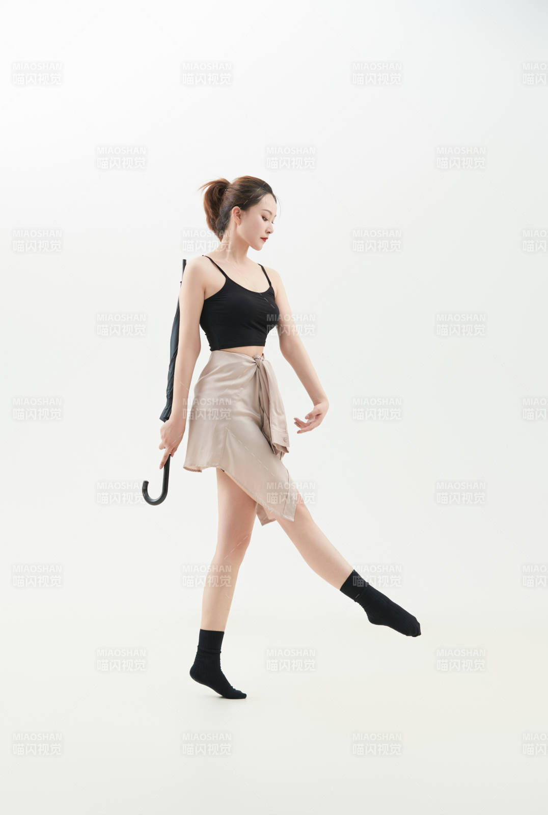 跳现代舞的亚洲舞蹈演员图片