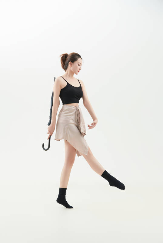 跳现代舞的亚洲舞蹈演员图片