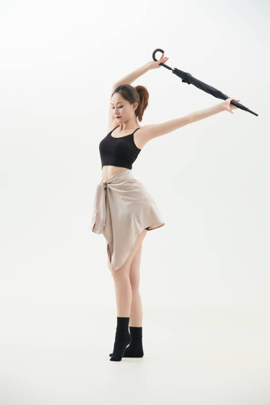 跳现代舞的亚洲舞蹈演员图片