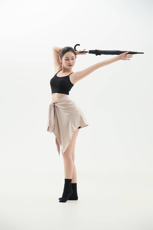 跳现代舞的亚洲舞蹈演员图片