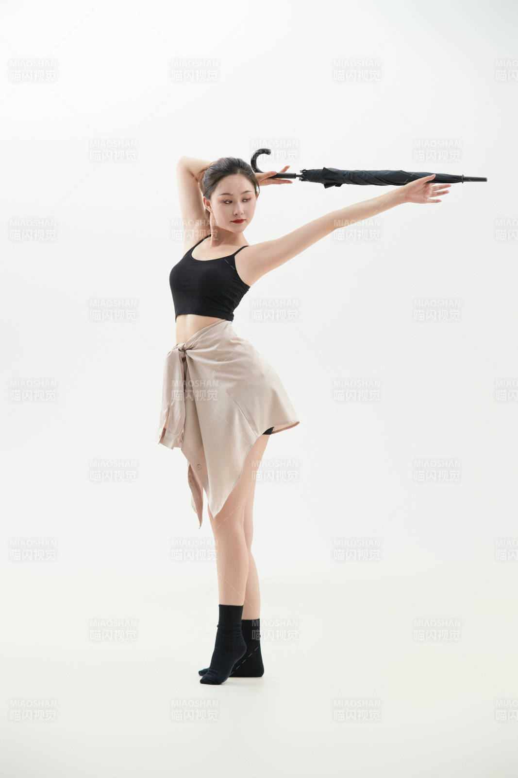 跳现代舞的亚洲舞蹈演员图片