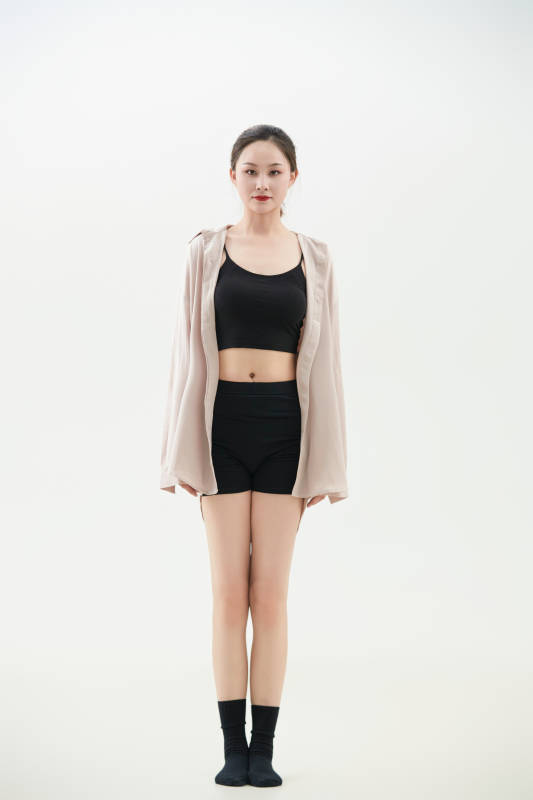 跳现代舞的亚洲舞蹈演员图片