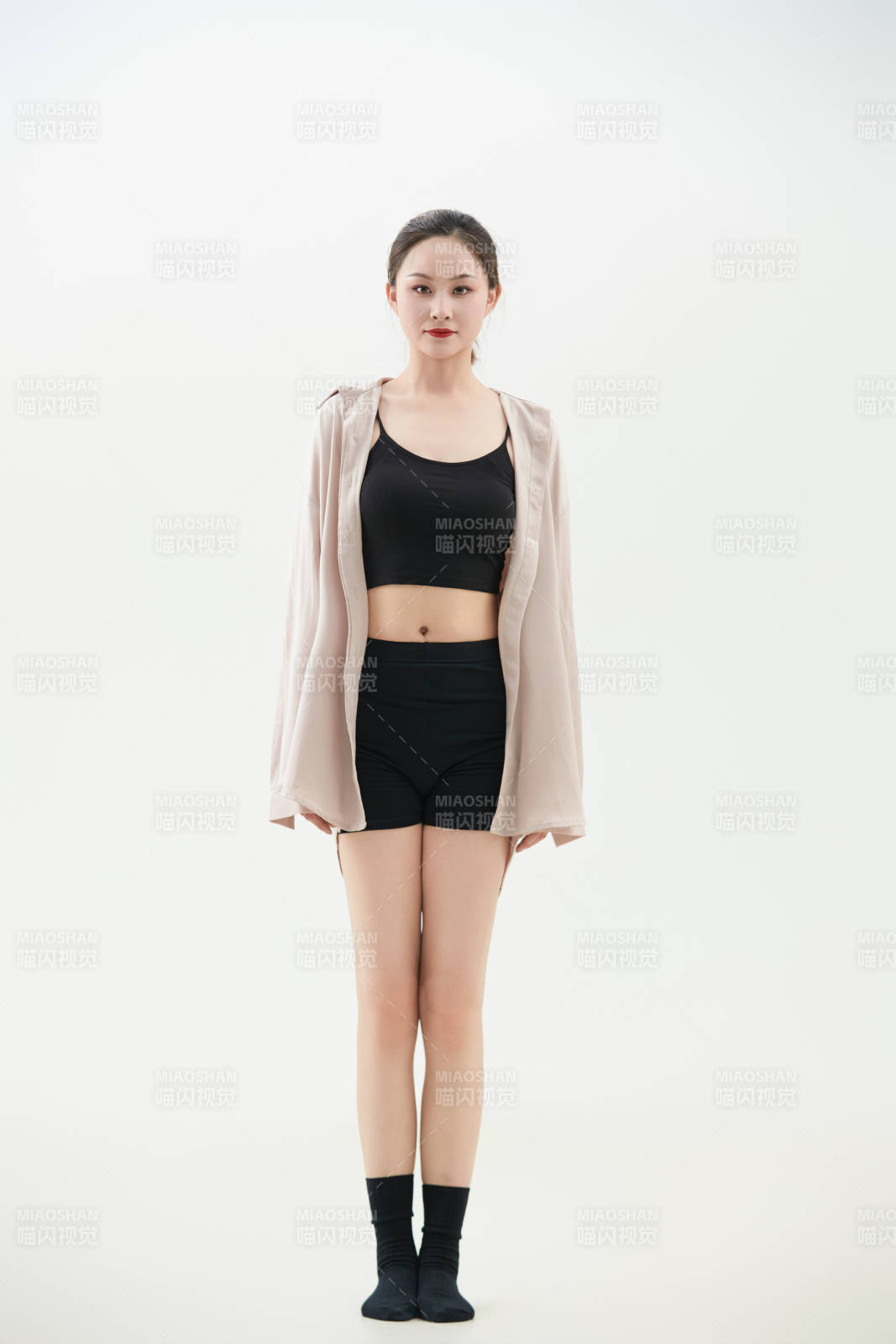 跳现代舞的亚洲舞蹈演员图片