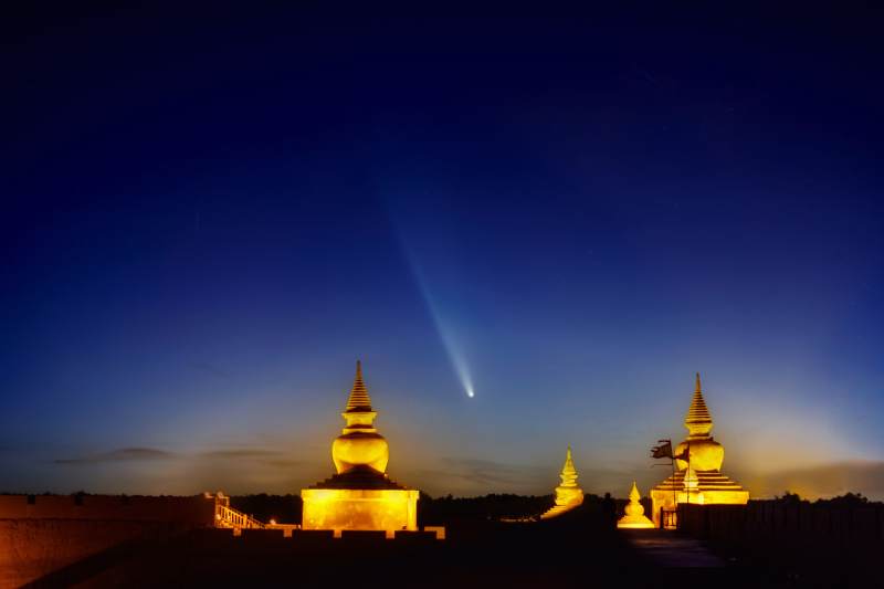 夜空流星掠过佛塔 黑水城图片