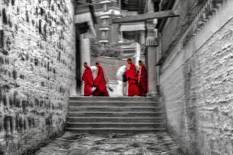 红衣僧侣行于古巷 朗木寺图片