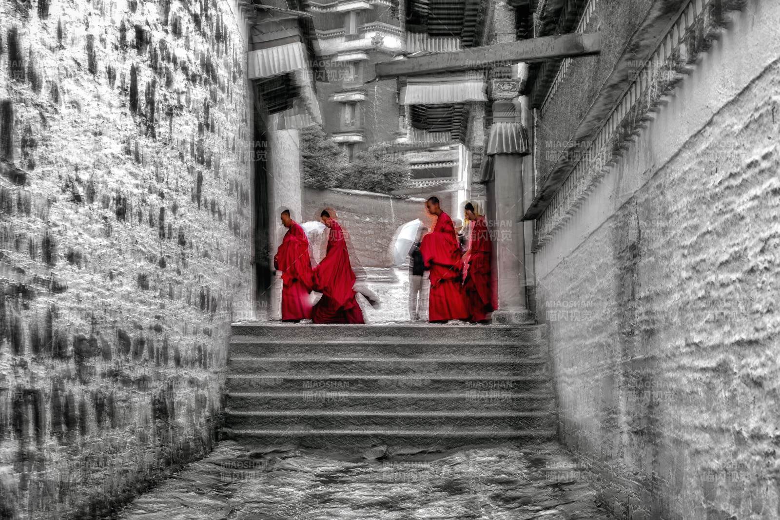 红衣僧侣行于古巷 朗木寺图片