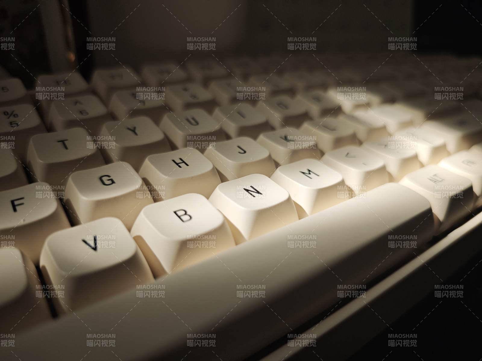 键盘光影特写图片