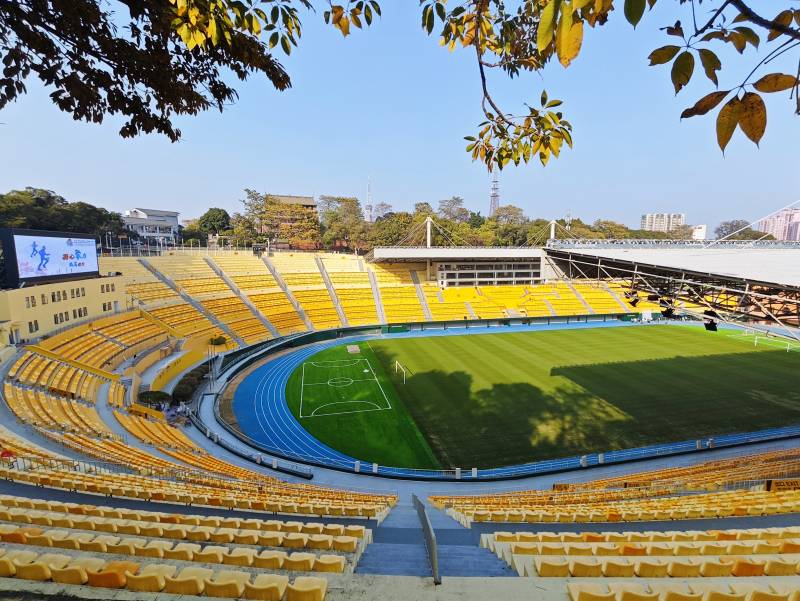 秋日修缮一新的广州越秀山体育场图片