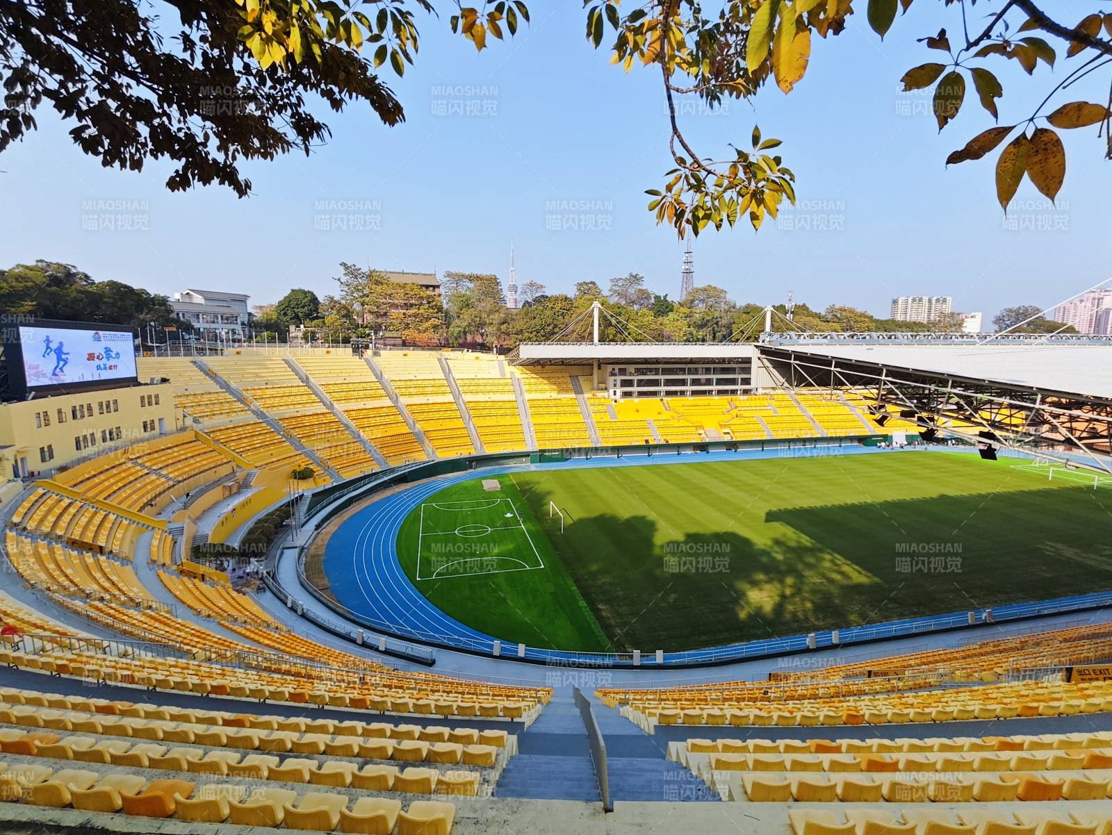 秋日修缮一新的广州越秀山体育场图片