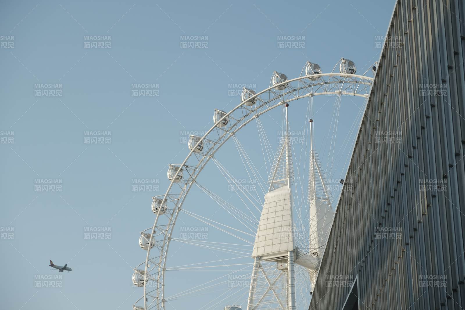厦门海上世界摩天轮与飞机同框图片