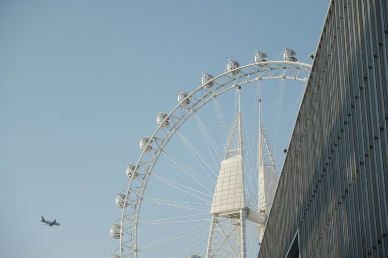 厦门海上世界摩天轮与飞机同框图片
