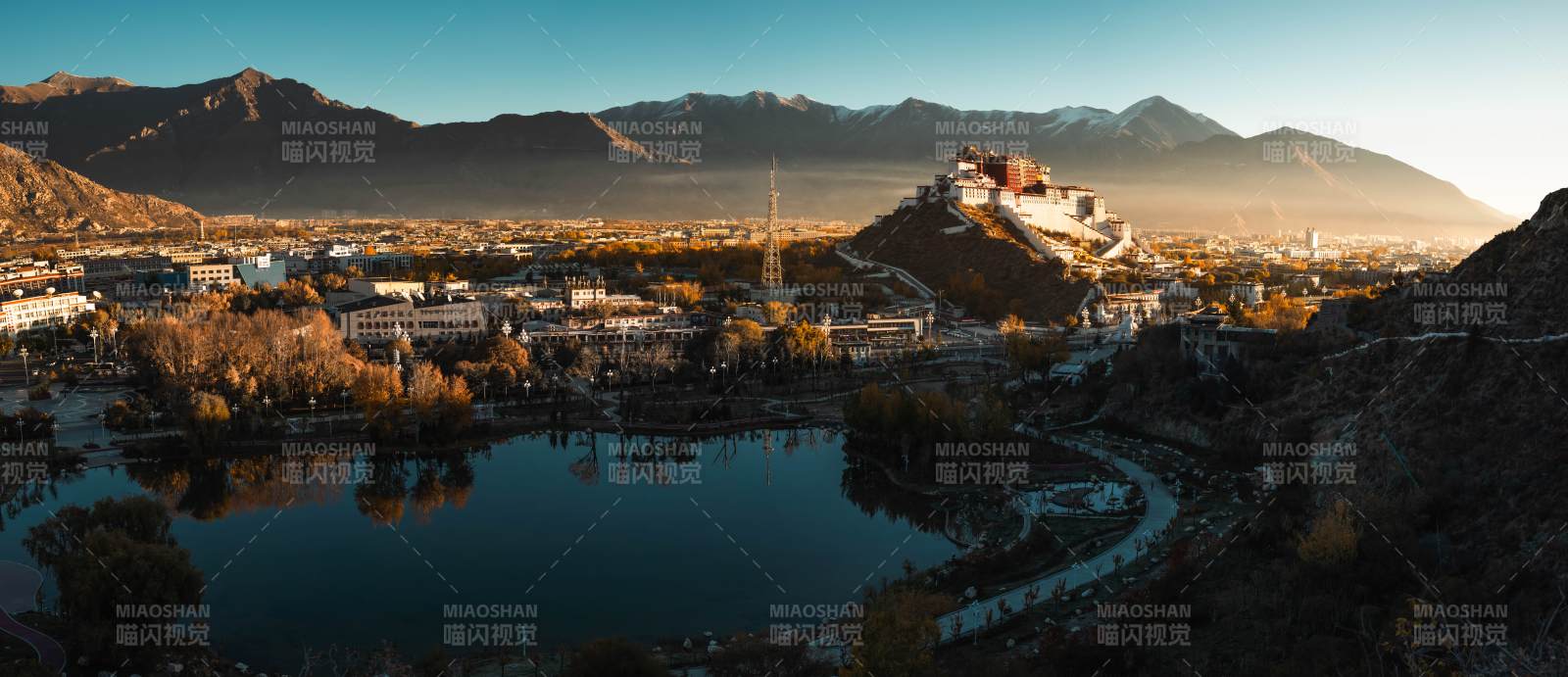 布达拉宫晨曦湖光图片