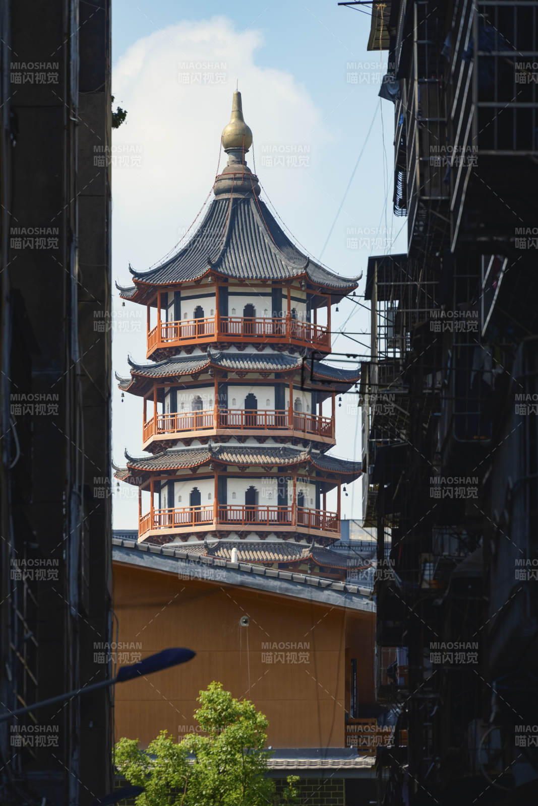 南昌绳金塔古塔映巷 静谧悠然图片