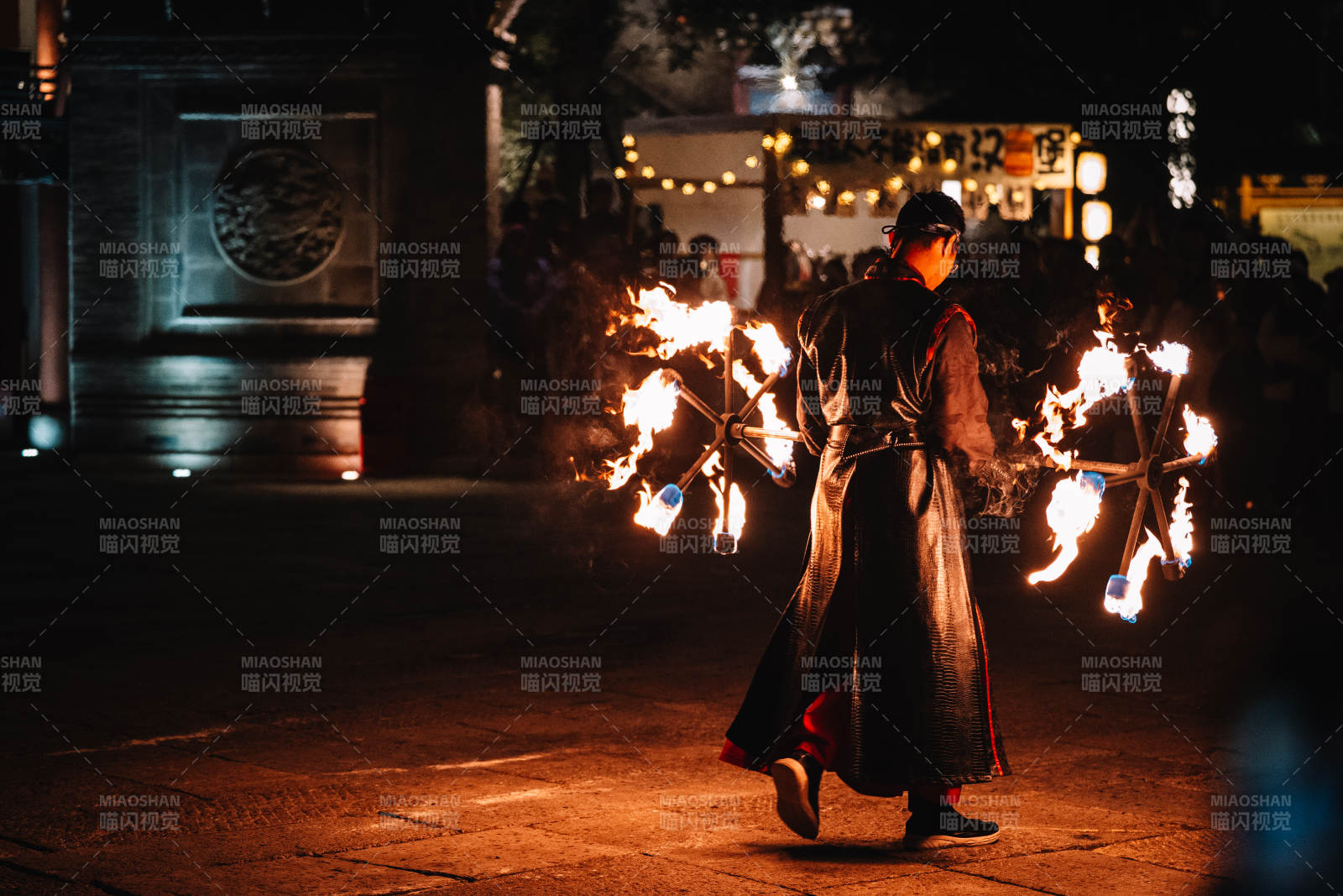 火舞夜行者图片