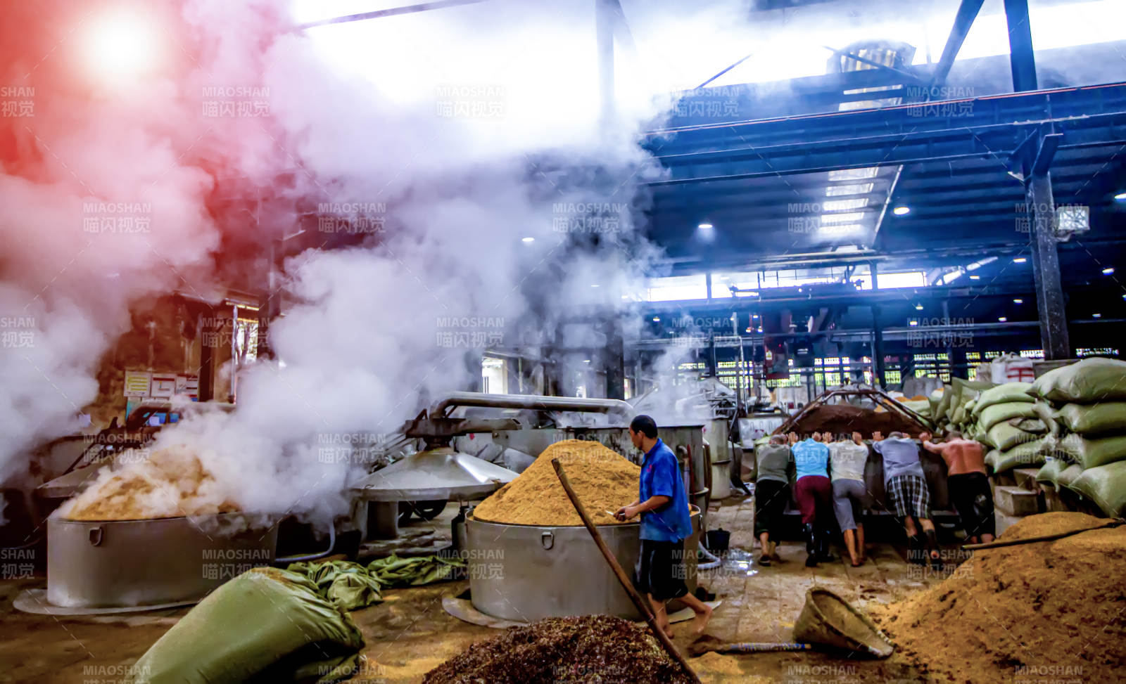 蒸汽弥漫的酿酒车间图片