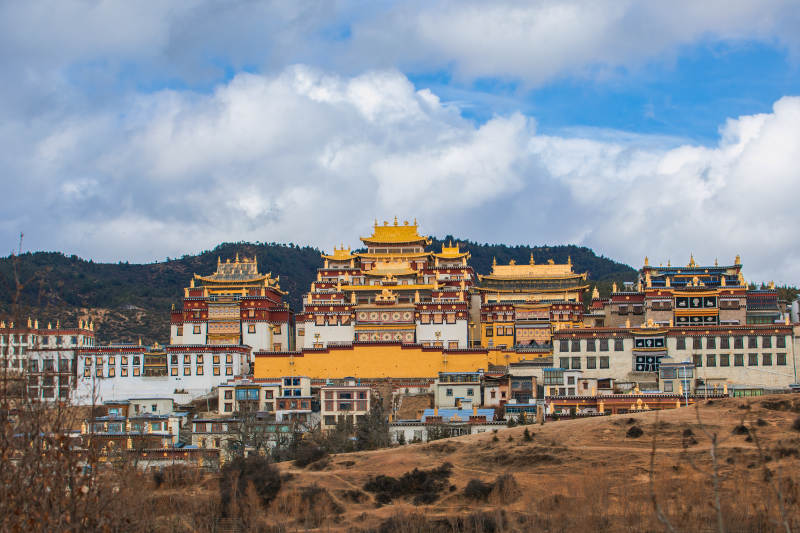 藏式建筑群风光图片