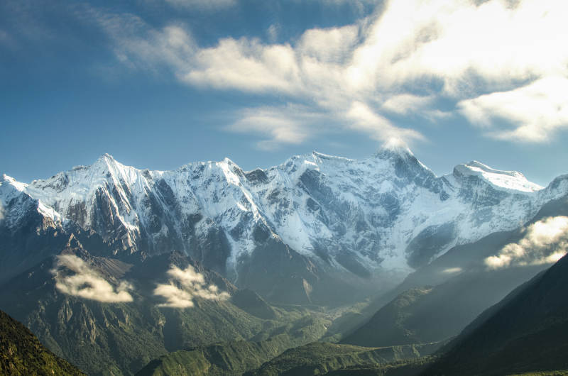 雪山巍峨云雾缭绕图片