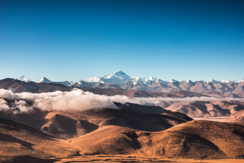 雪山云海壮丽景色图片