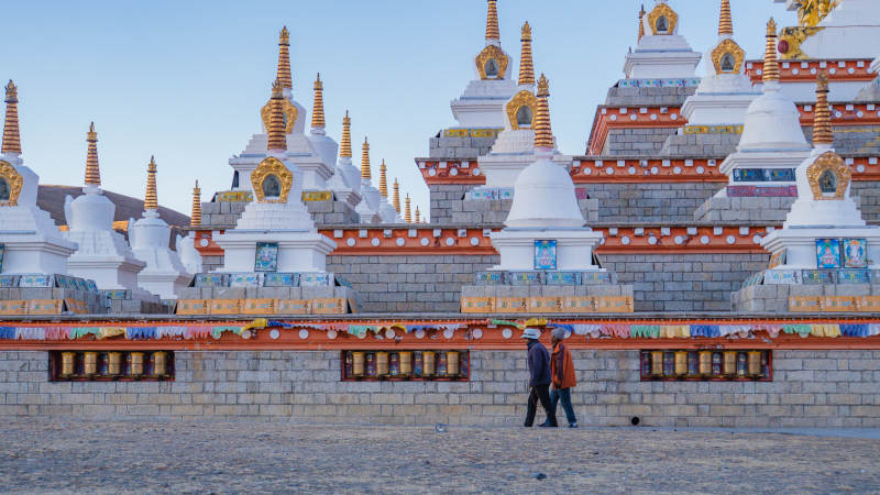 白塔前的行人图片